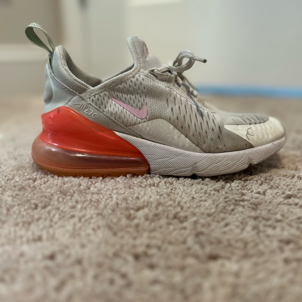 Nike air max 27C youth girls size 4, but could definitely fit a five and maybe 6